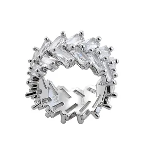 Dettaglio macro dell'anello da uomo argento con zirconi baguette e design a più strati