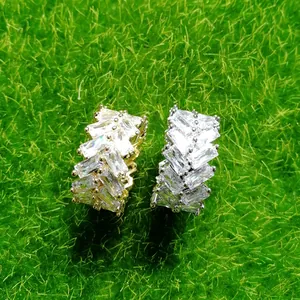 Macro di anelli hip-hop con zirconi rettangolari in finitura oro e argento metallizzato