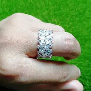 Dettaglio di anello da uomo in argento con zirconi rettangolari indossato sulla mano