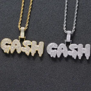 Makroaufnahme von gold- und silbernen CASH-Anhängern mit Zirkonia-Besatz im Drip-Design