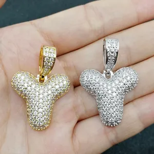 Dettaglio macro del ciondolo a lettera Y in oro e argento con pavé di zirconi stile hip hop