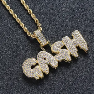 Nahaufnahme der goldenen CASH Hip Hop Kette mit Zirkonia-Steinen und dicker Kordelkette