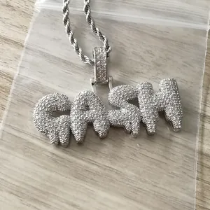 Makro-Detail der silbernen Hip-Hop-CASH-Halskette mit Zirkonia und Kordelkette