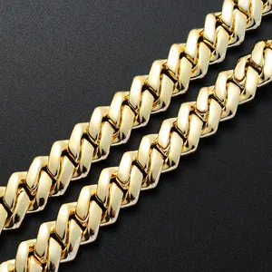 Grosse chaîne gourmette plaquée or 13mm style hip hop pour homme sur fond noir mat