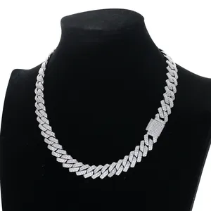 Détails de la chaîne cubaine argentée de 13mm avec fermoir boîte serti de faux diamants