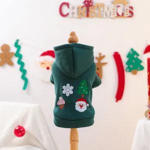 Donkergroene huisdier hoodie met kerstborduurwerk op houten model gepresenteerd