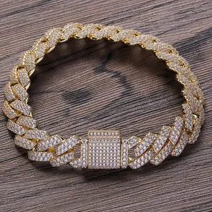 Détail d'un bracelet maille gourmette 13mm doré avec oxydes de zirconium micro-pavage