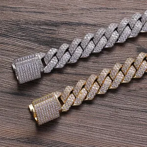 Détails macro des bracelets cubains 13mm en or et argent avec zircons sertis pavé