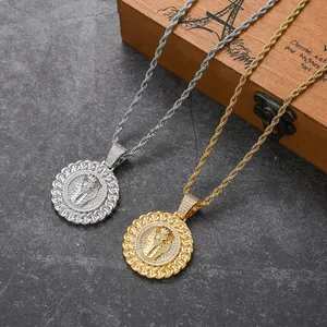 Détail de pendentifs Pharaon or et argent avec chaînes torsadées sur fond de pierre