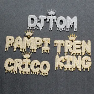 Détail de pendentifs lettres glacés avec couronne et effet goutte en oxyde de zirconium