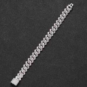 Détail macro du bracelet Cuban de 13mm avec zircons roses et blancs et fermoir à boîte