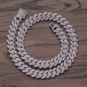 Detalle macro de cadena cubana de 13mm con pavé de circonitas rosas y blancas