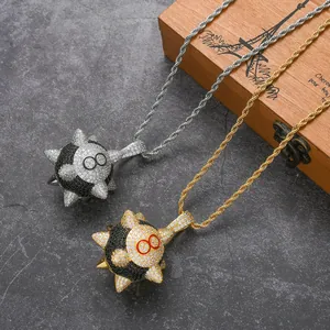 Détail de pendentifs hip-hop numéro 8 avec cristaux pavés en finitions or et argent poli