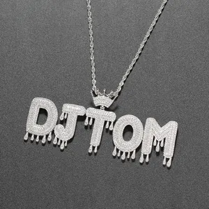 Détail du collier hip hop argenté avec lettres DJ TOM effet goutte et couronne en zircon