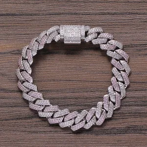 Macro d'un bracelet cubain hip-hop argenté serti de zircons blancs et roses étincelants