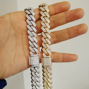 Détail des chaînes cubaines glacées en or et argent avec pavé de zircones cubiques