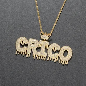 Détail du pendentif CRICO doré avec couronne sertie et chaîne de style hip-hop