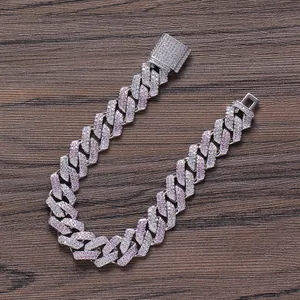 Bracelet cubain hip hop 13mm avec zircons blancs et roses sur fond de bois sombre