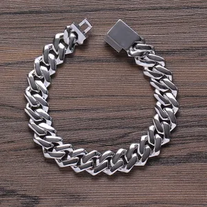 Vue rapprochée d'un bracelet gourmette argenté de 13 mm avec fermoir à boîte