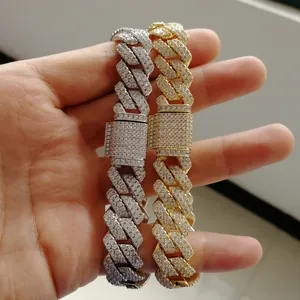 Détails macro des bracelets à maillons cubains de 13 mm en or et argent