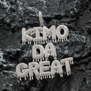 Détail du pendentif KIMO DA GREAT avec lettrage dégoulinant et incrustation de zircons