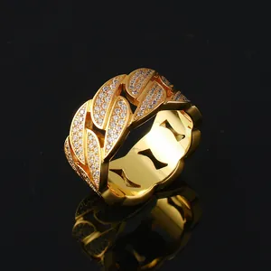 Vue macro d'une bague à maillons cubains dorés sertie de pierres en oxyde de zirconium