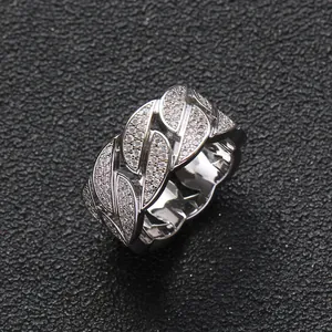 Gros plan sur bague cubaine hip hop argentée avec sertissage de zircons cubiques