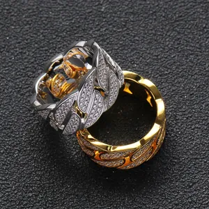Détail macro des bagues maillons cubains dorées et argentées avec pavé de zircons
