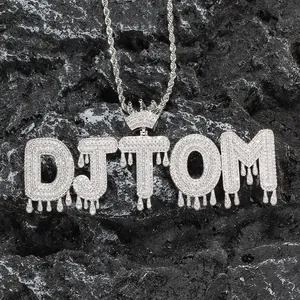 Pendentif DJ TOM personnalisé en argent avec couronne et zircons style hip-hop