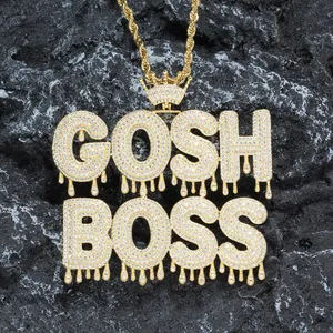 Détail du pendentif GOSH BOSS doré avec couronne en zircon et chaîne épaisse