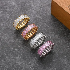 Détail de quatre bagues hip-hop avec zircons rectangulaires plaqués or et argent