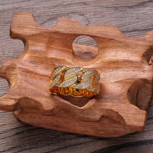 Détail de la bague maillon cubain plaqué or avec micro-pavage de pierres de zircone cubique