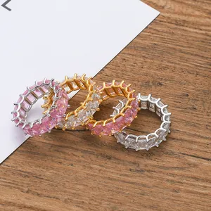 Détail de bagues éternité avec zircons carrés roses et blancs sur finitions or et argent