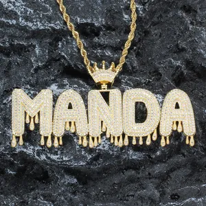 Collier personnalisé doré lettre MANDA avec couronne et pavage complet en zircon