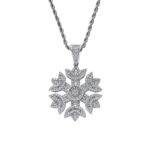 Detailansicht der Schneeflocke mit Zirkonia-Mikropflaster und Kordelkette aus Metall