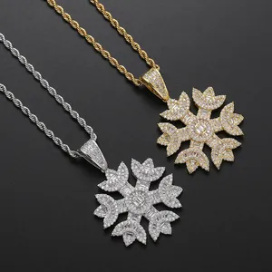 Makroaufnahme von Schneeflocken-Anhänger mit Zirkonia-Pflasterung und Kordelkette