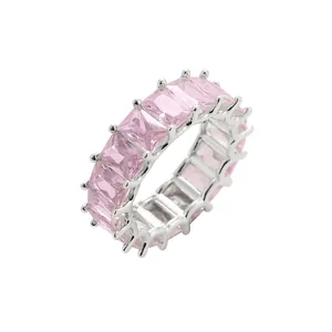 Bague éternité hip hop avec zircons roses taille émeraude sur monture en métal argenté