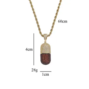 Detalle de la cadena de cuerda dorada de 60cm y medidas del colgante de cápsula 4cm
