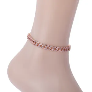 Tobillera de cadena cubana de 8mm en oro rosa con pedrería rosa mostrada en tobillo