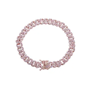 Detalle de tobillera cubana oro rosa 8mm con cristales rosa y cierre de seguridad