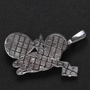 Détail macro du dos en argent 925 avec structure en nid d'abeille et pavage de cristaux