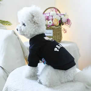 Detailaufnahme des schwarzen Hunde-T-Shirts mit PARI-Aufdruck und Metall-D-Ring für Leinen