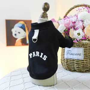 Detail eines schwarzen Hunde-Sweatshirts mit weißem PARIS-Aufdruck und D-Ring