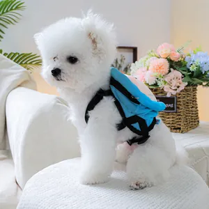 Detalle de mochila para mascotas de león azul con correas ajustables en un perro pequeño