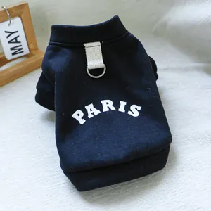 Detail eines schwarzen Haustier-Sweatshirts mit weißem PARIS-Aufdruck und Metall-D-Ring