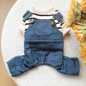 Dettaglio salopette di jeans per cani con maglia a righe e fibbie vintage