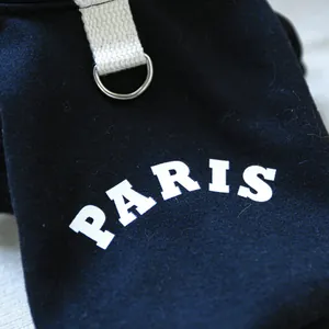 Detail der schwarzen Segeltuch-Tierbekleidung mit weißem PARIS-Aufdruck und Metall-D-Ring