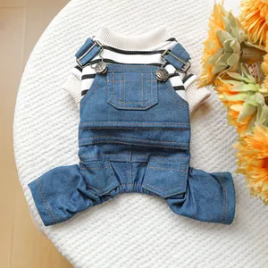 Dettaglio della maglietta a righe per animali con tuta in denim e fibbie metalliche regolabili