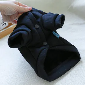 Detail der Haustier-Warmjacke mit Fleecefutter und schwarzen Druckknöpfen von Petcircle