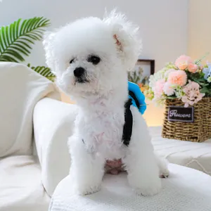 Arnés mochila azul claro para mascotas con correas ajustables en un perro pequeño